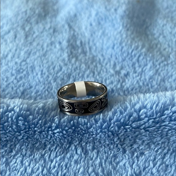 Black and Silver Patterned Ring - Picture 1 of 2